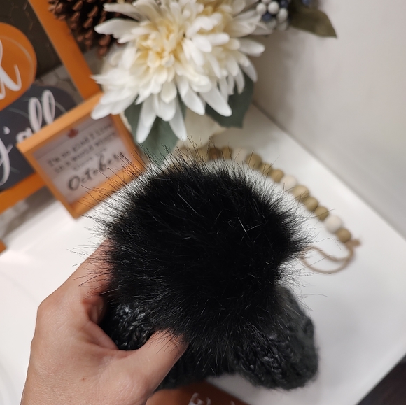 🖤 EUC Calla by Carrie Underwood Knit Metallic Pom Pom Beanie, Black/Silver, OS - Picture 4 of 6